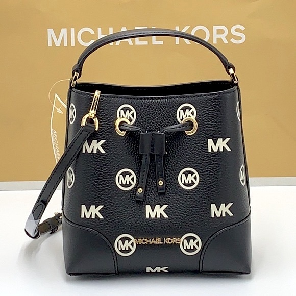 Michael Kors Handbags - MICHAEL KORS
Mercer Small Logo Embossed Leather Bucket Bag
COLOR BLACK